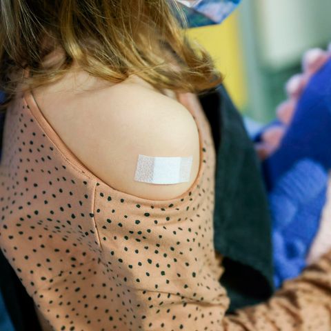 Sachsen, Leipzig: Ein Pflaster klebt auf den Arm einer Siebenjährigem, nachdem sie gegen das Coronavirus geimpft wurde