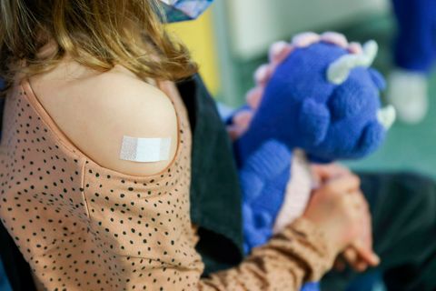 Sachsen, Leipzig: Ein Pflaster klebt auf den Arm einer Siebenjährigem, nachdem sie gegen das Coronavirus geimpft wurde