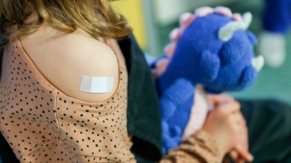 Sachsen, Leipzig: Ein Pflaster klebt auf den Arm einer Siebenjährigem, nachdem sie gegen das Coronavirus geimpft wurde