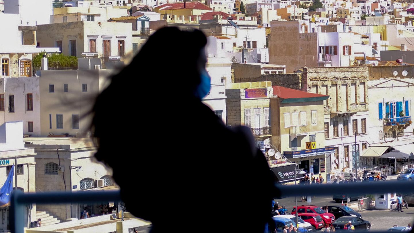 In Griechenland stehen die Fähren ab Freitag still – Seeleute streiken Frau mit Mundschutz beim Anlegen der Fähre auf einer Kykladeninsel