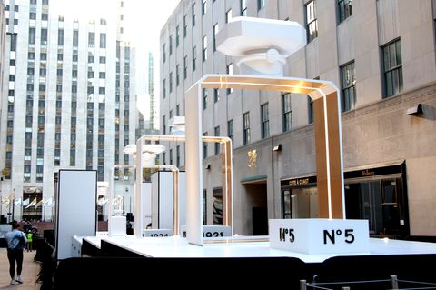 Chanel feiert den Geburtstag des berühmten Parfum "Chanel No 5" mit einer Installation in New York.