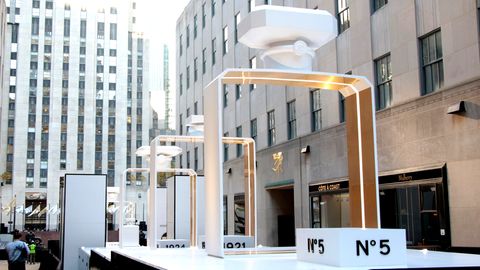 Chanel feiert den Geburtstag des berühmten Parfum "Chanel No 5" mit einer Installation in New York.