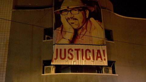Ein Foto des 2017 ermordeten mexikanischen Journalisten Javier Valdez hängt am Gebäude der Zeitung "Riodoce".