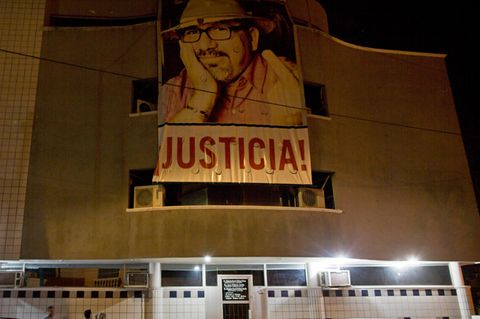 Ein Foto des 2017 ermordeten mexikanischen Journalisten Javier Valdez hängt am Gebäude der Zeitung "Riodoce".