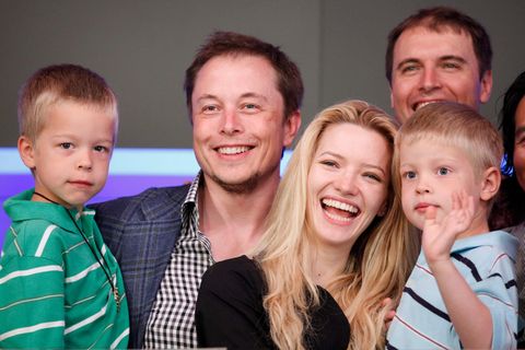 Elon Musk 2010 mit seiner damaligen Ehefrau Talulah Riley und seinen Söhnen Griffin und Xavier
