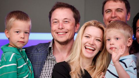 Elon Musk 2010 mit seiner damaligen Ehefrau Talulah Riley und seinen Söhnen Griffin und Xavier