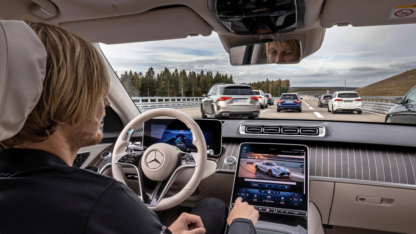 Ein Mann sitzt am Steuer eines Mercedes-Benz-Fahrzeugs