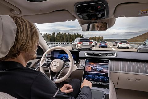 Ein Mann sitzt am Steuer eines Mercedes-Benz-Fahrzeugs