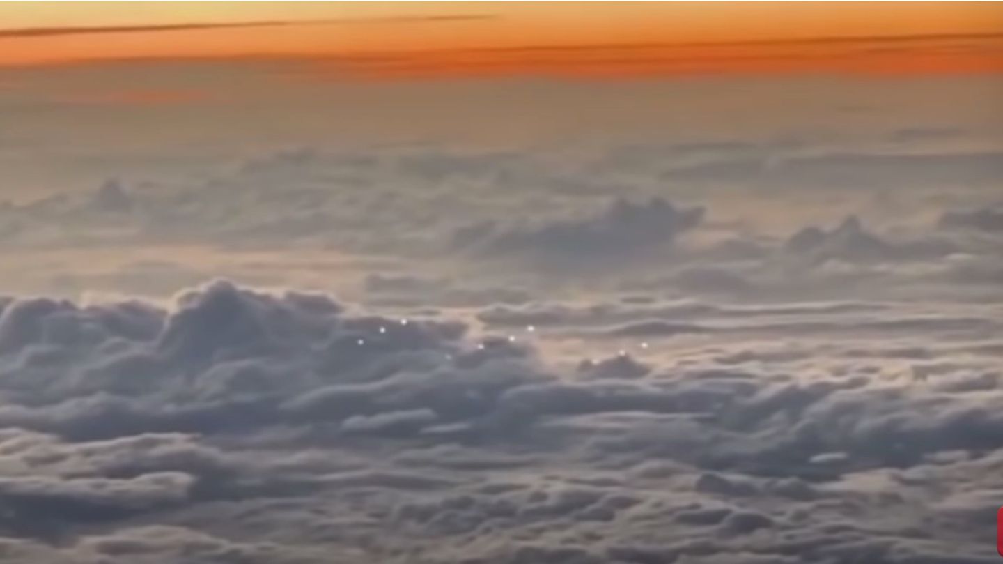 Ein Pilot behauptet, eine UFO-Flotte über dem Pazifik gesehen zu haben