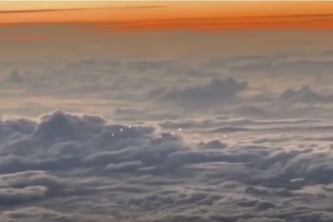 Ein Pilot behauptet, eine UFO-Flotte über dem Pazifik gesehen zu haben