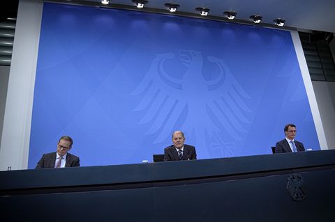 Bundeskanzler Olaf Scholz (M, SPD), spricht neben Hendrik Wüst (r, CDU) und Michael Müller (l, SPD)