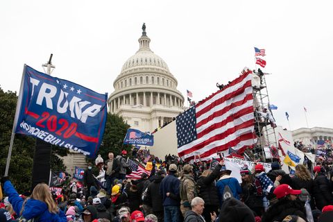 Unterstützer vom damaligen US-Präsident Donald Trump stehen am 6. Januar 2021 vor dem US-Kapitol