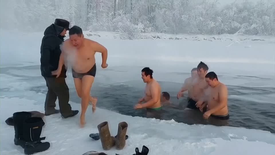 Video: Badespaß bei -47 Grad Video: Badespaß bei -47 Grad