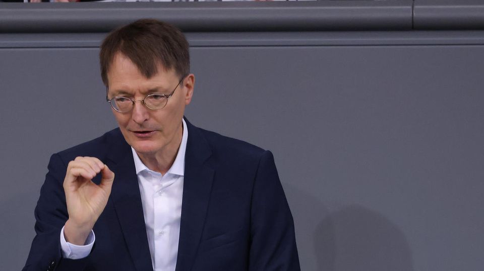 Ein älterer weißer Mann im blauen Anzug steht am Rednerpult des Deutschen Bundestags und gestikuliert beim Reden mit rechts