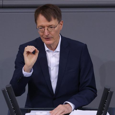 Ein älterer weißer Mann im blauen Anzug steht am Rednerpult des Deutschen Bundestags und gestikuliert beim Reden mit rechts