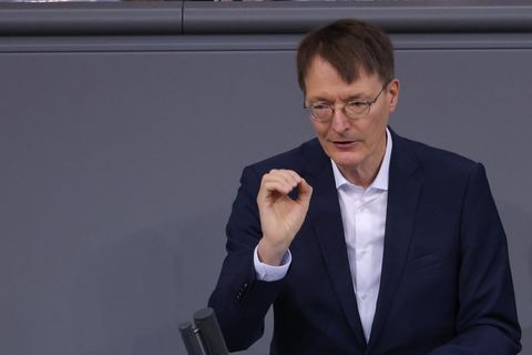 Ein älterer weißer Mann im blauen Anzug steht am Rednerpult des Deutschen Bundestags und gestikuliert beim Reden mit rechts