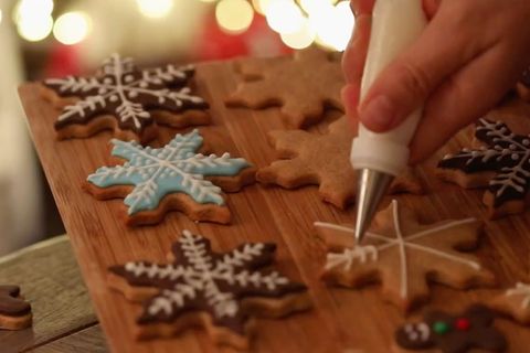 Weihnachtsplätzchen auf einem Holzbrett.