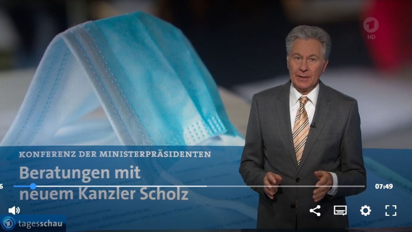 "Tagesschau"-Sprecher Claus-Erich Boetzkes im Studio