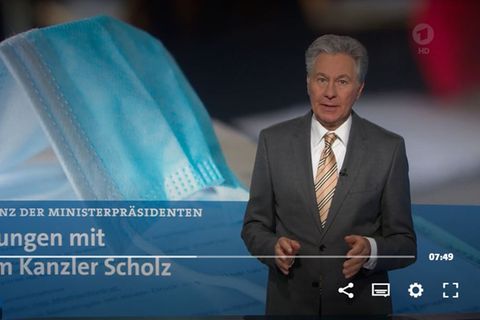 "Tagesschau"-Sprecher Claus-Erich Boetzkes im Studio