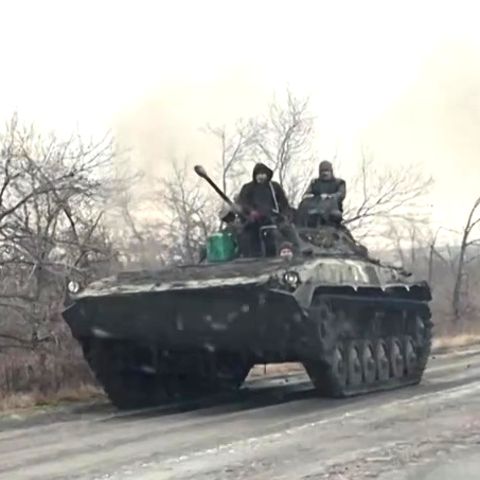 Russland-Ukraine-Konflikt: Ein Panzer fährt in der Ostukraine auf der Straße
