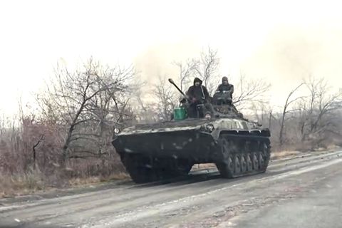 Russland-Ukraine-Konflikt: Ein Panzer fährt in der Ostukraine auf der Straße