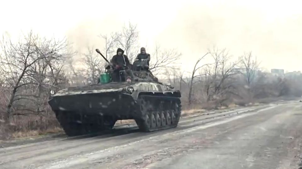 Russland-Ukraine-Konflikt: Ein Panzer fährt in der Ostukraine auf der Straße