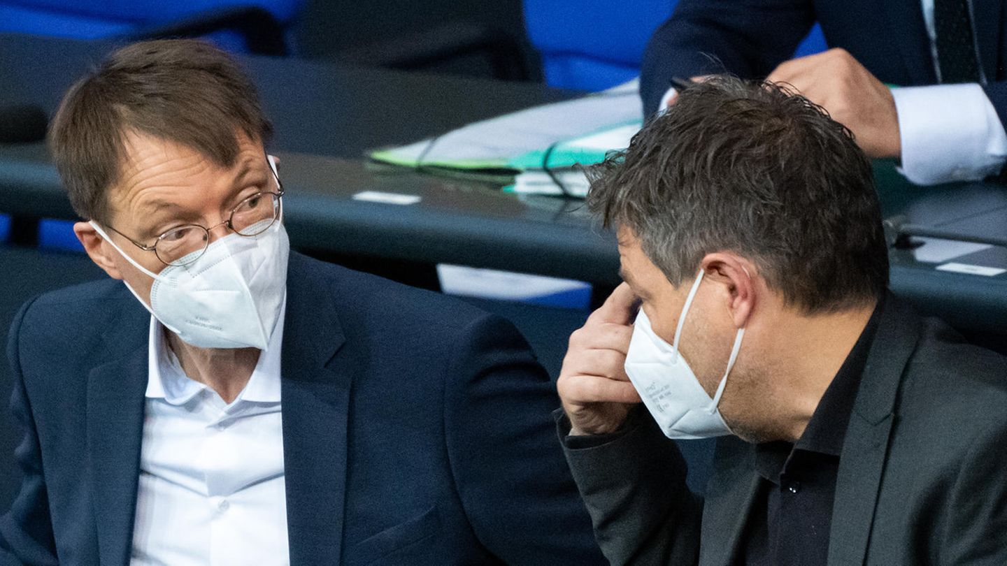 Bundesgesundheitsminister Karl Lauterbach (l., SPD) und Wortschaftsminister Robert Habeck (Bündnis 90/Die Grünen) unterhalten sich bei der Plenarsitzung im Deutschen Bundestag auf der Regierungsbank