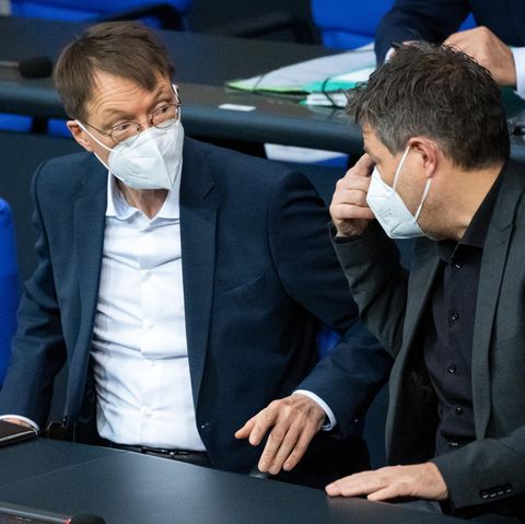 Bundesgesundheitsminister Karl Lauterbach (l., SPD) und Wortschaftsminister Robert Habeck (Bündnis 90/Die Grünen) unterhalten sich bei der Plenarsitzung im Deutschen Bundestag auf der Regierungsbank