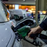 Ein Autofahrer tankt ein Auto mit Benzin