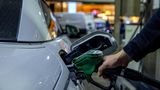Ein Autofahrer tankt ein Auto mit Benzin