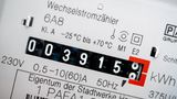 Ein Wechselstromzähler zeigt den aktuellen Zählerstand in Kilowattstunden in einem Haushalt an.