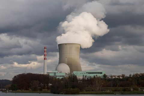 Aus einem Kraftwerk strömt weißer Dampf