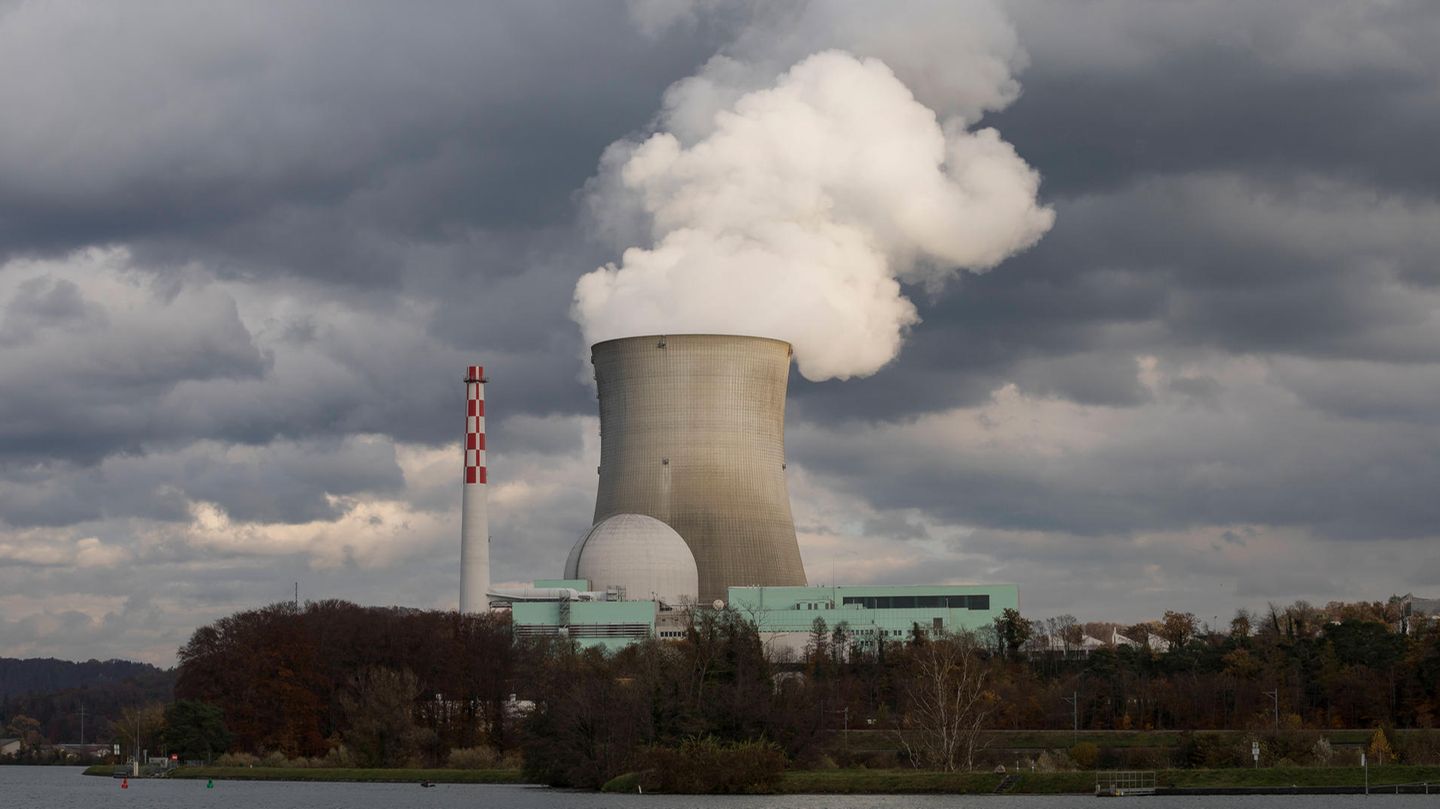 Aus einem Kraftwerk strömt weißer Dampf