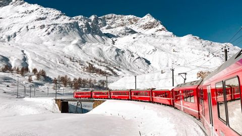 Diese Aussicht bietet sich Lokführern und Gästen der Rhätischen Bahn in der Schweiz: Schneebedeckte Berge aus dem Zug