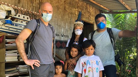Jan Christoph Wiechmann bei einer Familie des indigenen Volks der Witoto in Brasilien. An die Corona Nothilfe Amazonas gingen 20.000 Euro Spenden von der Stiftung stern. 