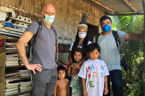 Jan Christoph Wiechmann bei einer Familie des indigenen Volks der Witoto in Brasilien