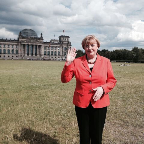 Doppelgängerin von Angela Merkel vor dem deutschen Bundestag