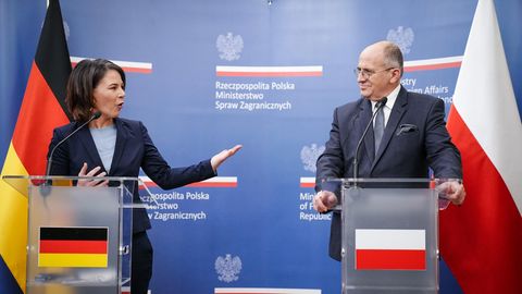 Annalena Baerbock (l.)und ihr polnischer Amtskolleger Zbigniew Rau