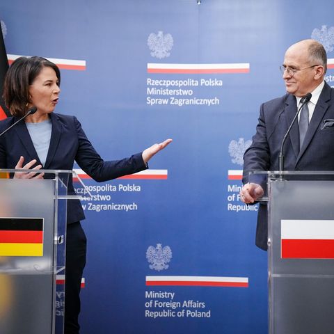 Annalena Baerbock (l.)und ihr polnischer Amtskolleger Zbigniew Rau