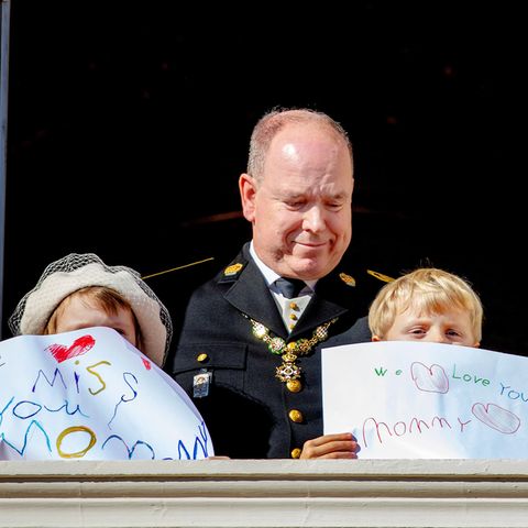 Prinzessin Gabriela und Prinz Jacques halten Plakate mit der Aufschrift "Wir lieben und vermissen dich Mama" hoch