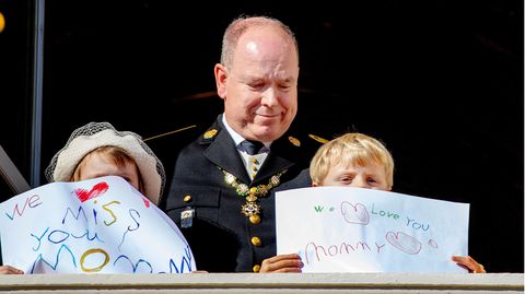 Prinzessin Gabriela und Prinz Jacques halten Plakate mit der Aufschrift "Wir lieben und vermissen dich Mama" hoch