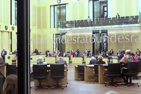 Video: Impfpflicht für Pflegeberufe: Bundesrat billigt Infektionsschutzgesetz der Ampelkoalition