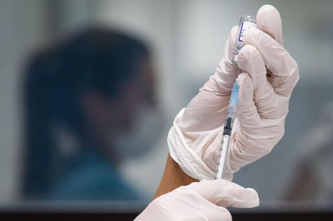 Impfung Coronavirus: Eine Spritze mit Impfstoff wird aufgezogen