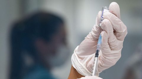 Impfung Coronavirus: Eine Spritze mit Impfstoff wird aufgezogen