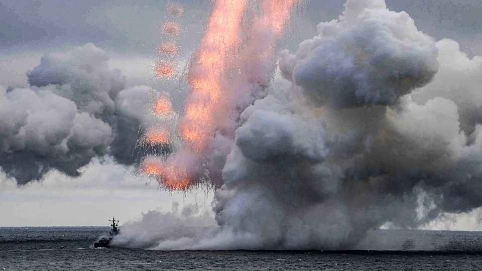 Ein Militärschiff Russlands bei Schießübungen