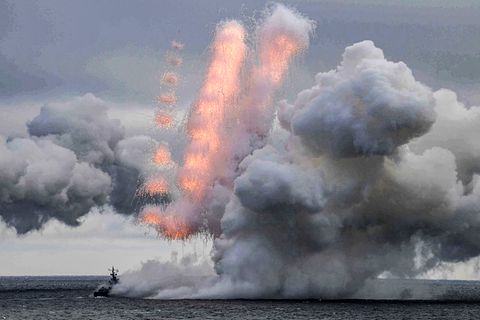 Ein Militärschiff Russlands bei Schießübungen