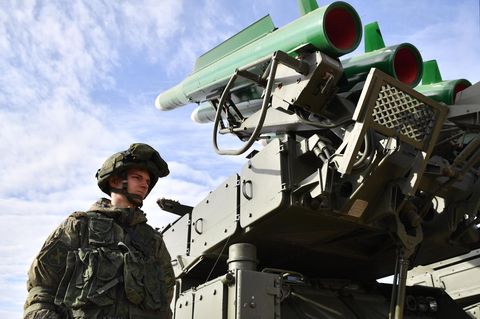 Ein Buk-Luftabwehrsystem bei einer Ausstellung. Ähnliche Waffen verlegt Russland jetzt offenbar an die Grenze zu Ukraine. 