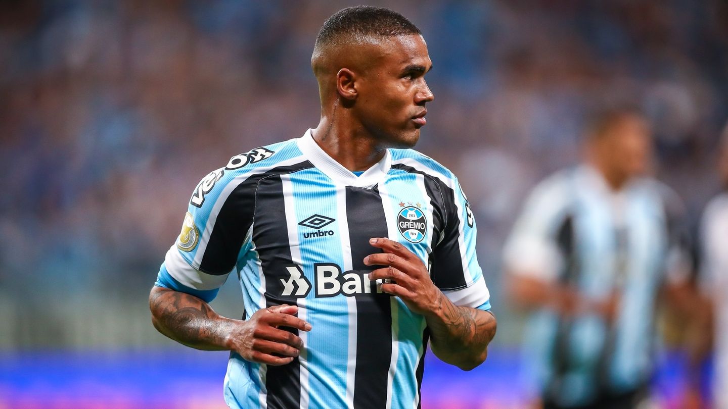 Douglas Costa makes headlines in Brazil: Relegation with Gremio and refused honeymoon