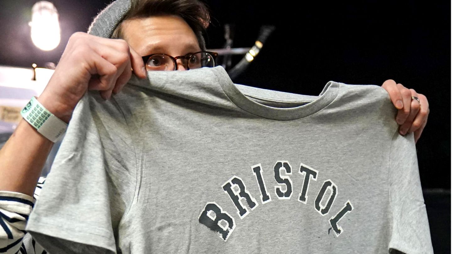 Un cliente sostiene una camiseta de Banksy