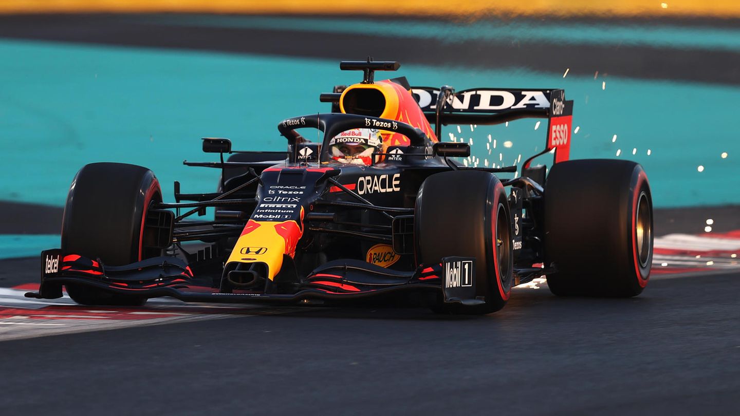 Max Verstappen took the last pole ahead of Lewis Hamilton with a fable lap